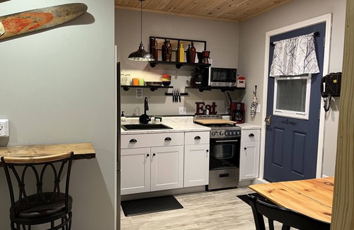 Gilmanton Appartement | Cozy Lake Retreat; Shell Camp Lake couples getaway.