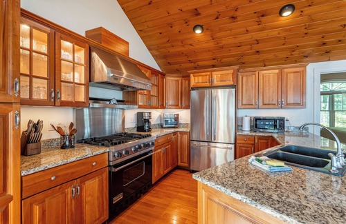Raymond Cabine | Cozy Lakefront Cabin-Private Dock-Kayaks-Firepit