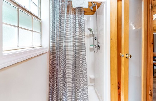 South Sanford Cottage | Cozy lakefront cottage in the trees with front porch & AC - walk the lake