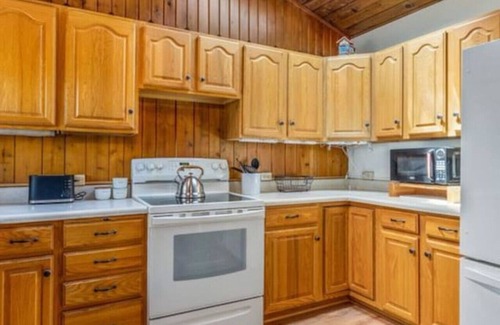 Ossipee Cabine | Cozy Lakefront Family Getaway: Beach & Game Room