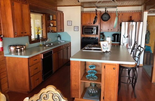 Murchison Maison | Cozy Lakefront log home on Callender Lake.
