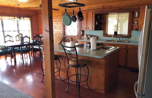 Murchison Maison | Cozy Lakefront log home on Callender Lake.