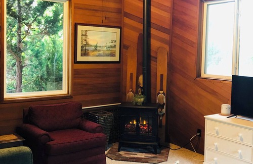 Artondale Appartement | Cozy lakehouse private apartment in 1/2 of house. 5 mins to waterfront.