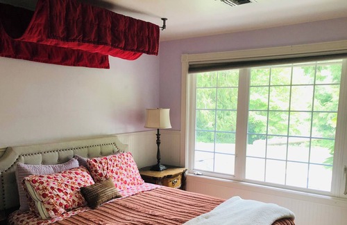Artondale Appartement | Cozy lakehouse private apartment in 1/2 of house. 5 mins to waterfront.