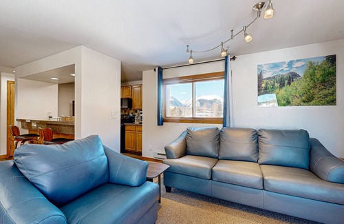Dillon Copropriété | Cozy Lakeside Condo with Hot Tub, Pool, Stunning Views & Ski Resort Access