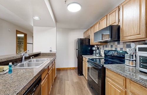 Dillon Copropriété | Cozy Lakeside Condo with Hot Tub, Pool, Stunning Views & Ski Resort Access