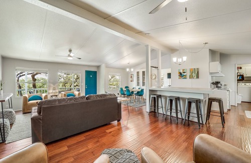 Lago Vista Cottage | Cozy Lakeside Cottage w/ Lake Access