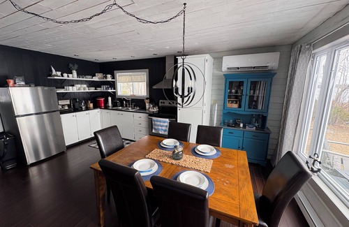 Terra Nova Cabine | Cozy Lakeside Cottage with hot tub, games room, kayaks and paddle boards.