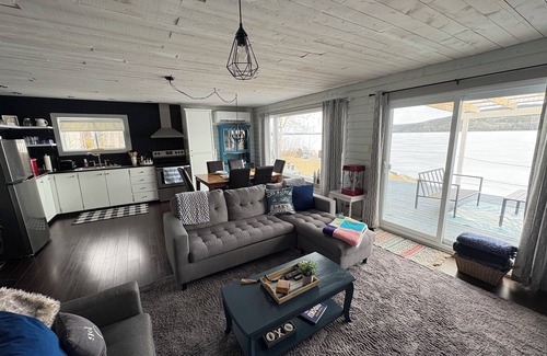 Terra Nova Cabine | Cozy Lakeside Cottage with hot tub, games room, kayaks and paddle boards.