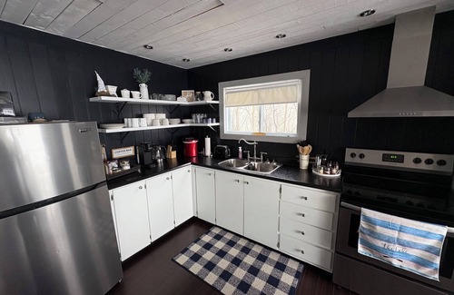 Terra Nova Cabine | Cozy Lakeside Cottage with hot tub, games room, kayaks and paddle boards.