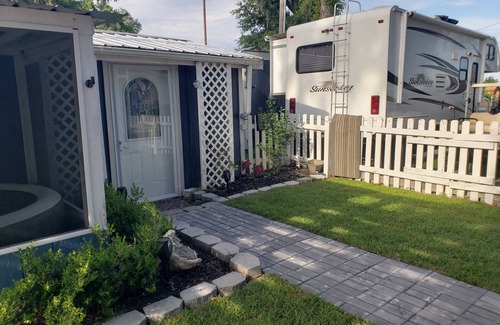 Lake Park Maison | Cozy Lakeside RV awaits