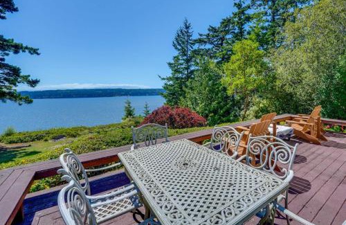 Langley Maison | Cozy Langley Retreat Water Views and Beach Access