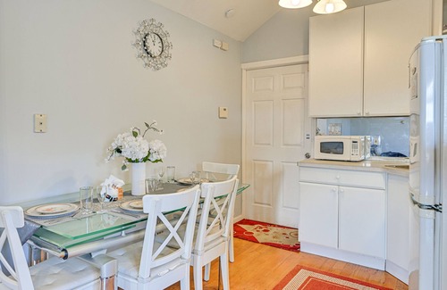 Levittown Appartement | Cozy Levittown Apartment: Full Kitchen + Smart TV!