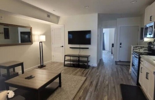 Trinidad Appartement | Cozy Living, conveniently located close to city nightlife and touring.