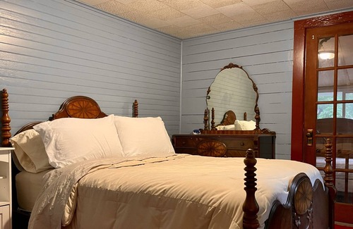 Forestport Maison | Cozy lodge in Otter Lake, 15 minutes from Old Forge.nPet Friendly