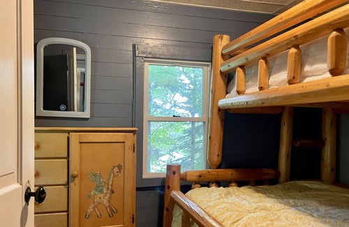 Forestport Maison | Cozy lodge in Otter Lake, 15 minutes from Old Forge.nPet Friendly