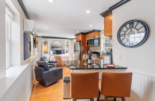 Pittsford Appartement | Cozy Loft for 2- Steps from Village of Pittsford