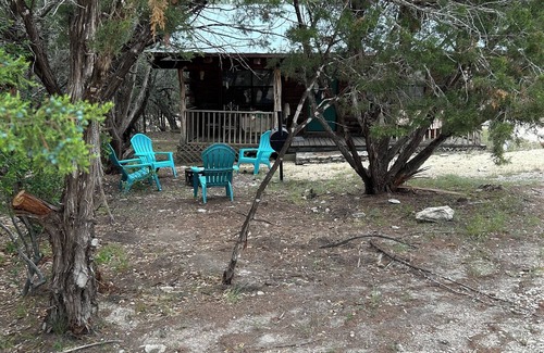 Concan Cabine | Cozy Log Cabin called Buffalo Horizon. Sleeps 4. Close to Frio River