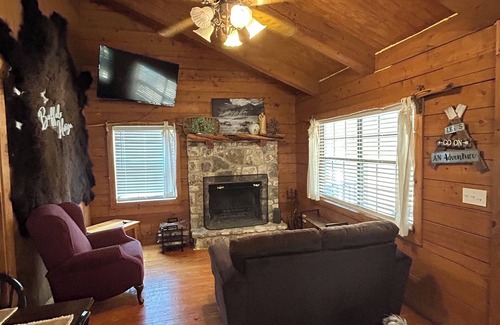 Concan Cabine | Cozy Log Cabin called Buffalo Horizon. Sleeps 4. Close to Frio River