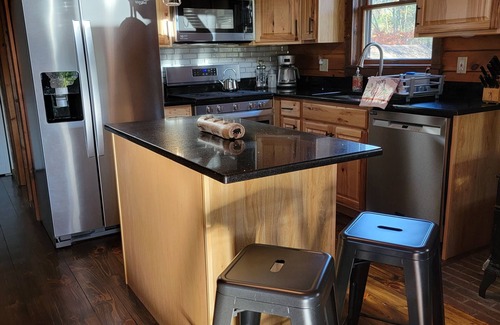 Athens Maison | Cozy log cabin in Lake Community.