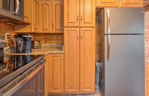 South New Berlin Cabine | Cozy Log Cabin on 19 Acres, 20 Mi to Oneonta!