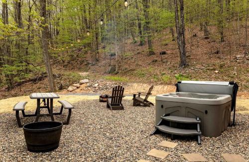 Allegheny Mountains Maison | Cozy Log Cabin with a Hot Tub near Seneca Rocks, West Virginia - Perfect for a Romantic Glamping Getaway to the Mountains