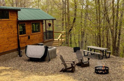 Allegheny Mountains Maison | Cozy Log Cabin with a Hot Tub near Seneca Rocks, West Virginia - Perfect for a Romantic Glamping Getaway to the Mountains