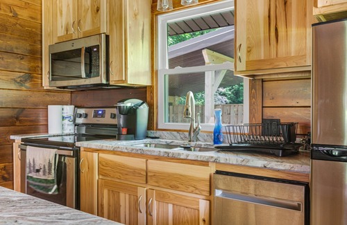 Champion Cabine | Cozy Log Cabin with Hot Tub