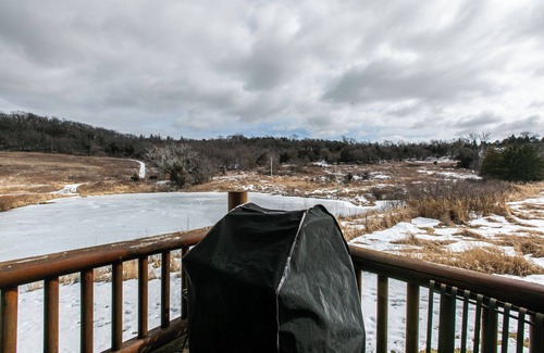 Dubuque Cabine | Cozy Log Cabin with Hot Tub & Only 5 Miles from Downtown!