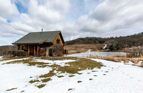 Dubuque Cabine | Cozy Log Cabin with Hot Tub & Only 5 Miles from Downtown!