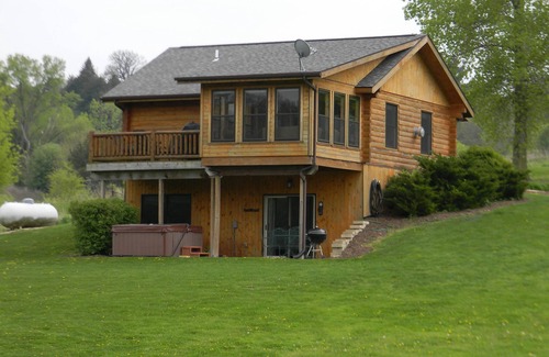 Dubuque Cabine | Cozy Log Cabin with Hot Tub & Only 5 Miles from Downtown!
