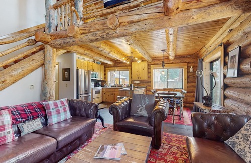 Oregon Water Wonderland Cabine | Cozy log cabin with wrap-around porch, Hot tub Loft space, Washer & Dryer