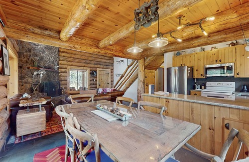 Oregon Water Wonderland Cabine | Cozy log cabin with wrap-around porch, Hot tub Loft space, Washer & Dryer