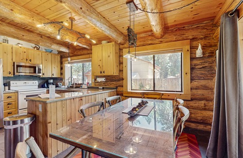 Oregon Water Wonderland Cabine | Cozy log cabin with wrap-around porch, Hot tub Loft space, Washer & Dryer