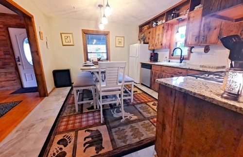 Pineola Cottage | Cozy Love Nest in lake community among the mountains