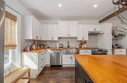 North London Appartement | Cozy Luxe Apartment Near Western & St. Joseph’s