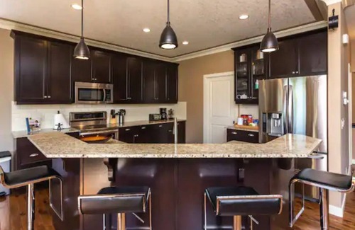 Cochrane Maison | Cozy & Luxurious Ridge Home - including 2nd suite