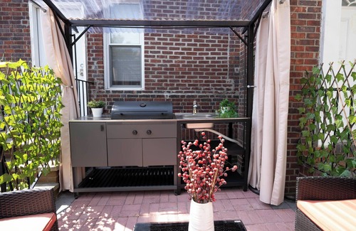 Queens Maison | Cozy, Luxury 1-2 Bedroom Townhome by Main Street in Charming Flushing, NY.