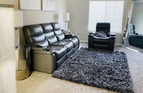 Novi Appartement | Cozy Luxury 2 BR With Free Parking