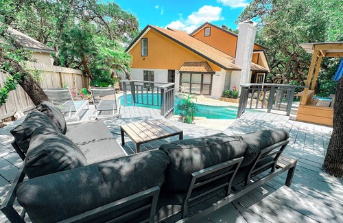 Whispering Oaks Maison | Cozy Luxury Pool + Home Theater + Backyard Oasis