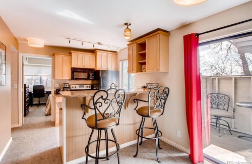 Greenwood Village Copropriété | Cozy main floor 2-bedroom condo with pool & fitness area