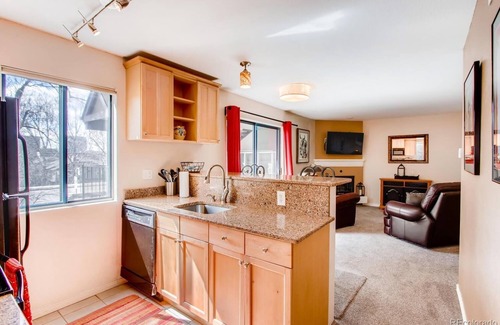 Greenwood Village Copropriété | Cozy main floor 2-bedroom condo with pool & fitness area