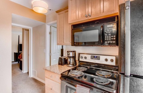 Greenwood Village Copropriété | Cozy main floor 2-bedroom condo with pool & fitness area