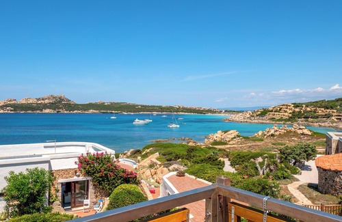 Santa Reparata Maison | Appartement à la Mansart "Sul Mare a Santa Teresa" avec Wi-Fi, vue sur la mer, terrasse et jardin.