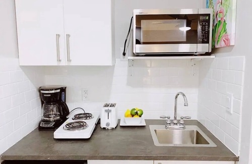 Lauderdale Harbours Appartement | Cozy Micro-Studio w/ Kitchenette, Pool, & Parking