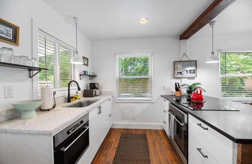 Mount Pleasant Maison | Cozy, Modern 2br/1ba Shem Creek Getaway, HOT TUB!