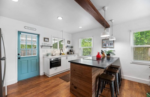 Mount Pleasant Maison | Cozy, Modern 2br/1ba Shem Creek Getaway, HOT TUB!