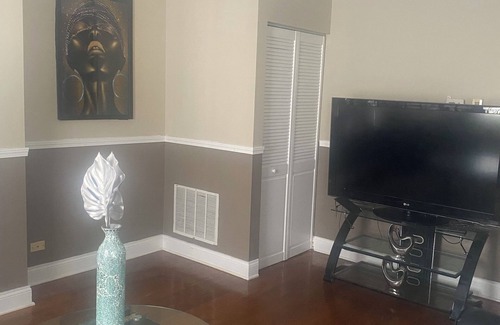 South Shore Appartement | Cozy Modern, 3BRS and 1BA. 5mins from Hyde Park tourist attractions