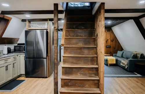 Tamworth Chalet De Ski | Cozy & Modern A-Frame in the woods w/HOT TUB