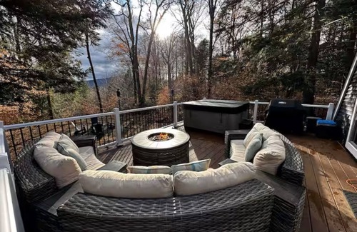 Tamworth Chalet De Ski | Cozy & Modern A-Frame in the woods w/HOT TUB